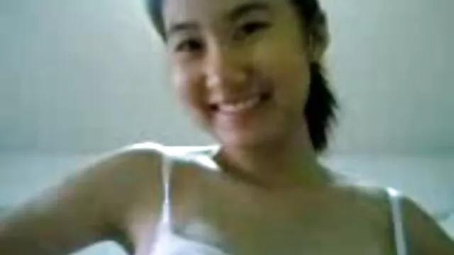 Năm người đàn ông với tóc vàng, trên bãi cỏ của hồ bơi. phim sec moi nhat nhat ban