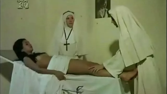 Các người đàn ông với một người phụ nữ không rõ trên Yalta bãi phim tinh cam sex nhat ban biển, và sau đó đưa cô đi.