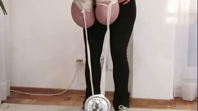 Nữa doanh nhân đổ của cô trong một vòng tròn phim sex nhat bản không che ở phía trước của chồng cô.