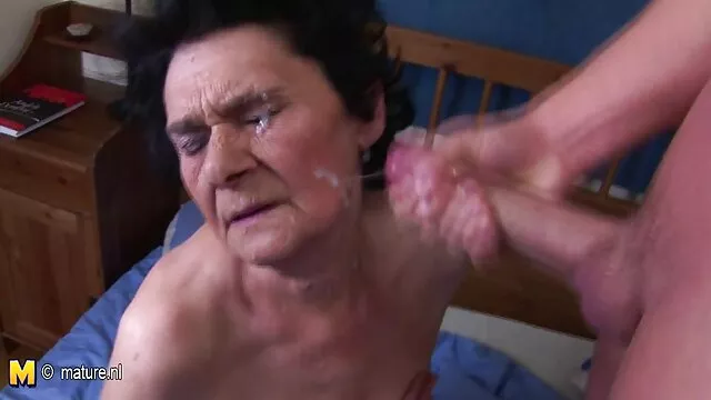 Một đồng bằng ngực cô gái ăn mặc như một người phim sex nhat ban moi hay nhat chị shit, ngồi trên một lớn.