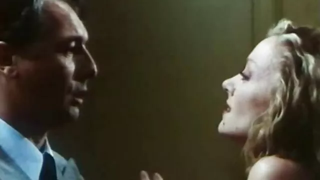 Một người vợ, người vợ chồng trong khi bóng đá trông ở phòng sex hay nhat nhat ban khác.