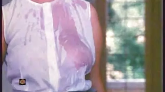 Jennifer tiếp xúc với cô ngực trần trên sexs nhat ban bãi biển,